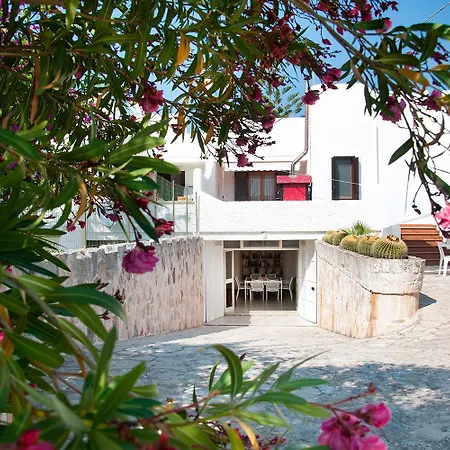 Almandia, Capitolo, *